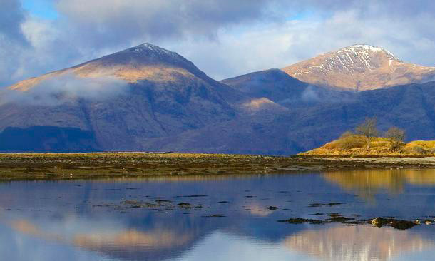 discovergreatbritain:  Castle Stalker You’ll recognise Castle Stalker as the island