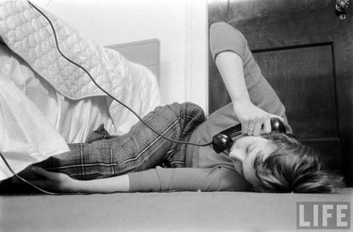 Hanging on the telephone(Grey Villet. 1956?)