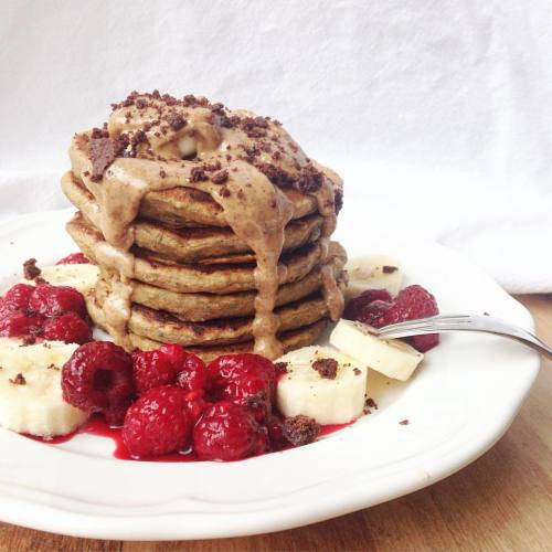 tobefre-ed:Pancakes are my favourite ❤️Those were vegan whole grain pancakes with warm raspberries, 