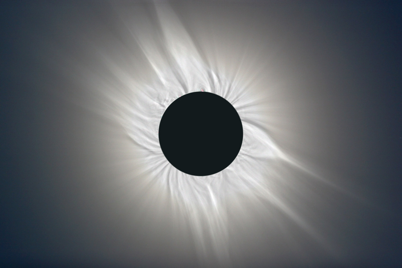 universe–stuff:  A total solar eclipse showing just how far out the Sun’s corona