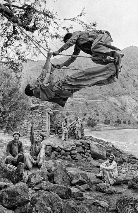 enchantemoimerlin - Steve McCurry Afghanistan,  1980