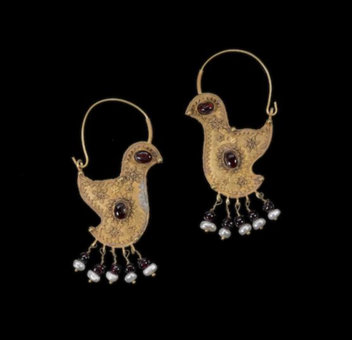 Syrian or Persian gold, garnet, and pearl earrings in the shape of birds, dated to the 10th century 