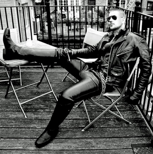 https://bondagebadboys.tumblr.com/post/121936133611