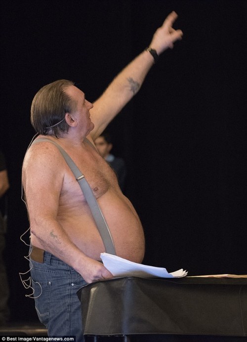 suruatgip: Gerard Depardieu on stage in Buenos Aires 1/3