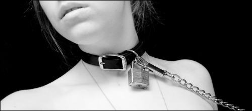 guapofulltime:  “Ella interponía siempre una barrera de rabia para que no se le notara el miedo. Y en ese caso, el más terrible de todos, que era el miedo de quedarse sin él.”  ― Gabriel Garcí­a Márquez, El amor en los tiempos del cólera