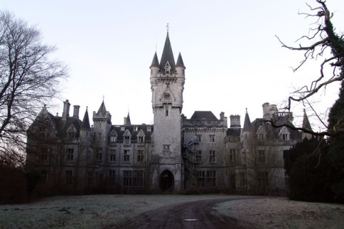 abandonedography: 9 of the Most Fascinating Abandoned Mansions from Around the World