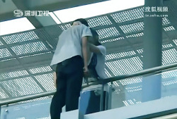 territi:vivinea:patiently-waiting4love:ichigoflavor:Kiss From a Stranger Saves a Suicidal Man In Shenzhen, Guangdong, China, a sixteen-year-old boy was standing on a bridge, threatening to jump off and end his life. Hundreds of onlookers watched in horror