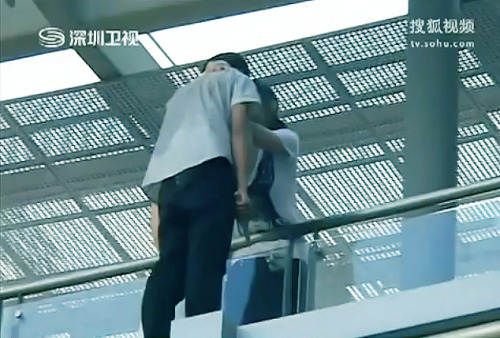 ichigoflavor:  Kiss From a Stranger Saves a Suicidal Man  In Shenzhen, Guangdong, China, a sixteen-year-old boy was standing on a bridge, threatening to jump off and end his life. Hundreds of onlookers watched in horror as he refused to cross back onto