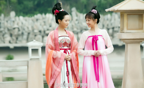 dressesofchina: Actress Zheng Shuang (right) in a theatrical breast-height ruqun. It seems like