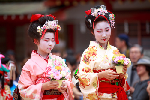 Aoi taiyu dancing + her girl attendants, by PradoOn the first 2 pictures, you can clearly see how in