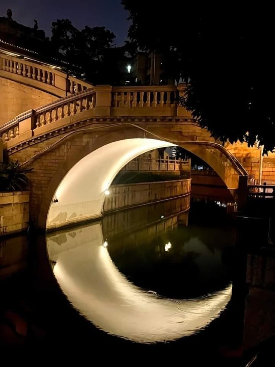 ur-daily-inspiration:the water reflection of the bridge 