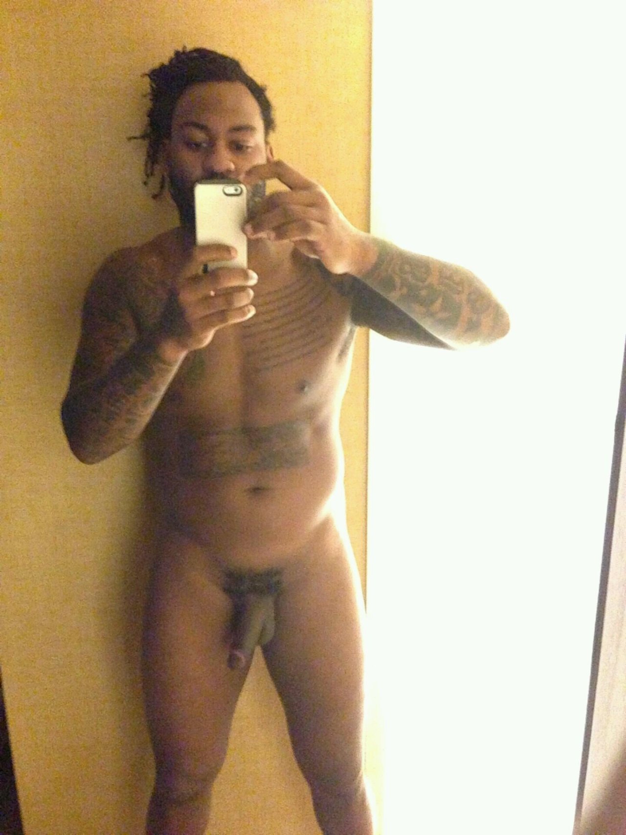 chadvic:  nakedmalecelebs1:  Brandon Spikes NAKED + SEX TAPE  Hi