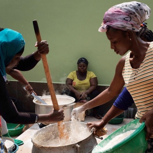 Women prepare food for guests during a traditional marriage event. November 30, 2018. Accra, Ghana. 