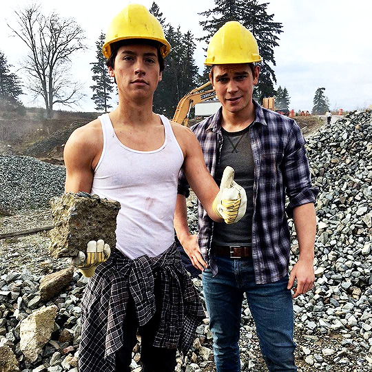 fyeahriverdale: Jughead and Archie are back at work after the long Thanksgiving weekend.