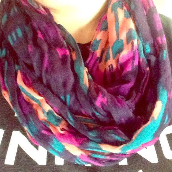 Just in! This scarf is perfect for summer because it’s light, fun and the perfect addition to any festival outfit!