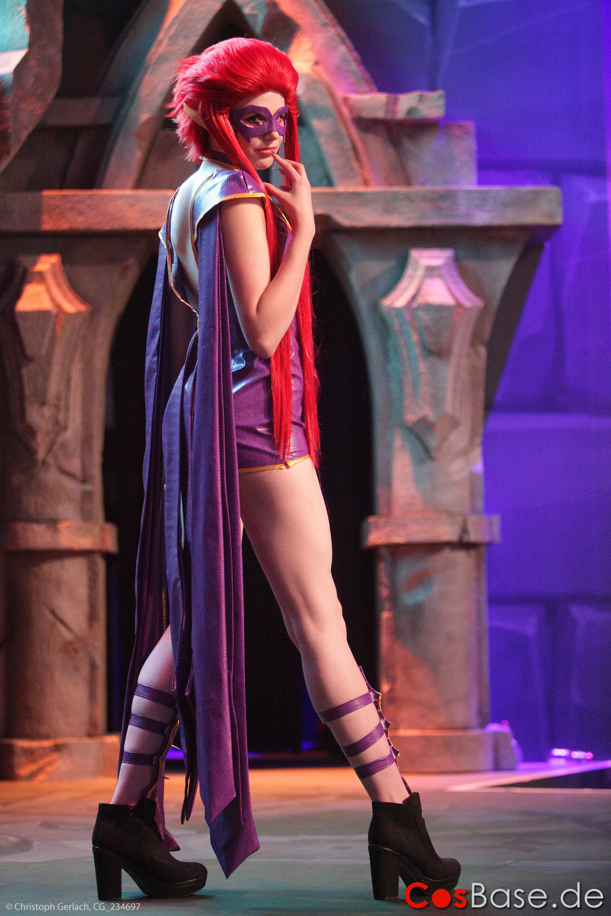 league-of-legends-sexy-girls:  Evelynn Cosplay 