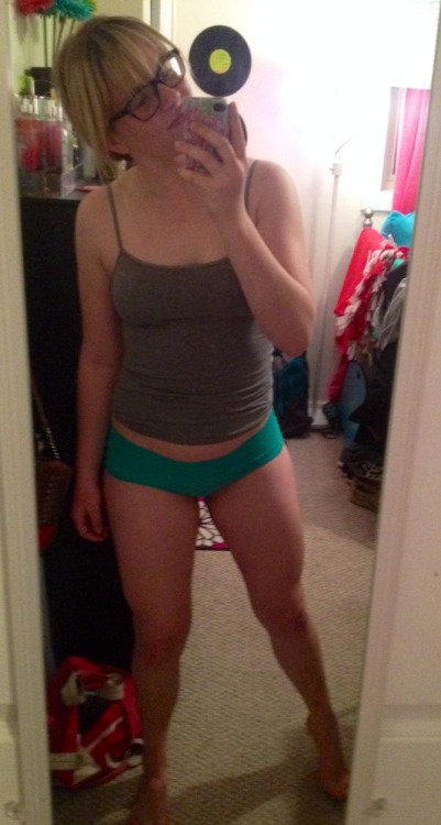 sassysquats:  readytolift:  sassysquats:  Feeling super body positive tonight and nothing and no one can bring me down! 💪🙌👊   You are so super cute and awesome  Back at ya :)