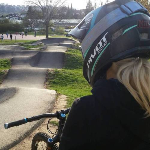 katrinkarkhof:I enjoy the spring so much. Happiness is in the air.  #sunshine #pumptrack #bikes #hol