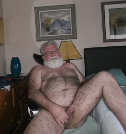 daddiesparadise:  Super cute and sexy daddy.