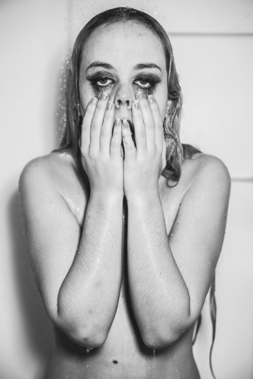 gilphotography:  Some awesome NSFW shots jordanbunniie and I took a few months back finally got published! (via SHOWERS - GIL RIEGO + JORDAN BUNNIIE {DUOS!}) 