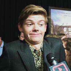 Thomas Brodie-Sangster  Tumblr_pa0nth8OPn1xpvtopo6_250