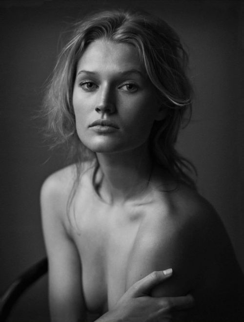 Toni Garn by Peter Lindbergh (“The Naked Truth”, Vogue Germany, May 2012). Via Le Clown Lyrique.