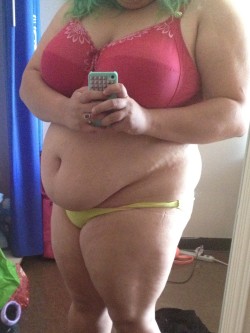 chubbylatinaprincess:Look at that belly and those chubby thighs