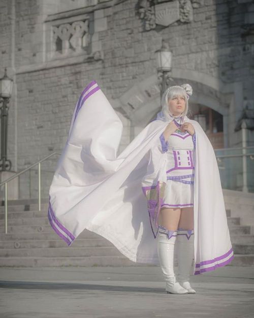I decided to try my hand at a big long circle cape to improve this cosplay, and I’m really happy wit