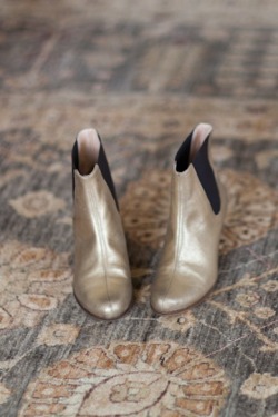 rawkiss:  juliasglasses:  Gold Lennon Boot