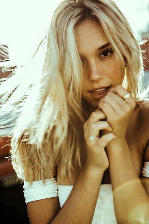 Porn Pics taste-of-gio:  Alexis Ren by lucaspassmore