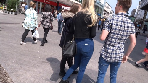 streetscenesuk: Candid video of a sexy blonde in some nice tight jeans. mega.nz/#!zIwRhY5b!