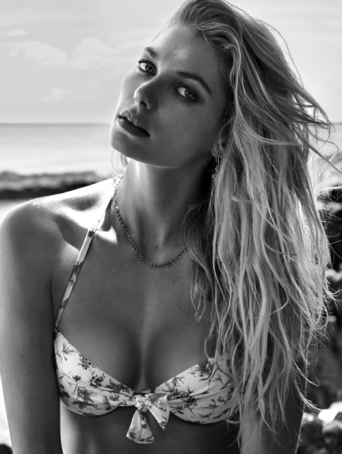 blackandwhitebombshells:  Jessica Hart.