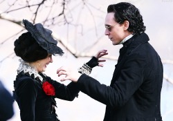 daalen:  Jessica Chastain &amp; Tom Hiddleston on the set of Crimson Peak [HQ]