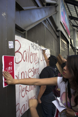 vandenblave:  In México, we are all fighting against a president who can’t even keep us safe. 43 students from a rural university, between the ages of 18-30, were abducted and then murdered when they were on their way to a pacific event. Bullets