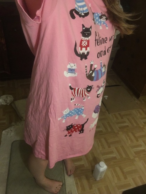 tinyshinybaby:  Pink pj’s, pink diapee, and my kitty! I’m all weady for bed!! 