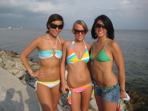 randomglamourgirls:  bikini heroines get naked for a good cause - for my porn blog. 
