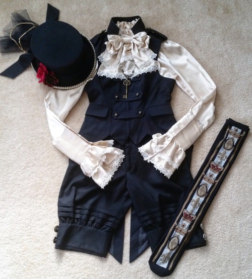 Tried out an ouji coord with my new Boz vest. I think I might need to find a red necklace to go with