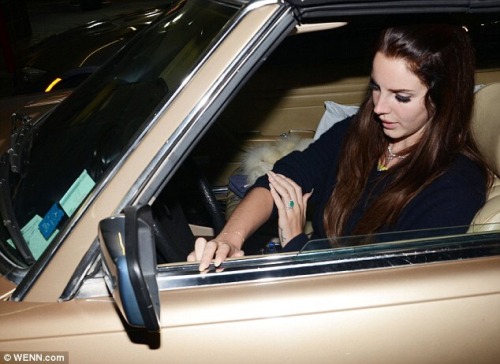 2-dreamy:  papi-gringo:  Priscilla Presley channeling Lana Del Rey tbh  *Lana Del Rey channeling Priscilla Presley
