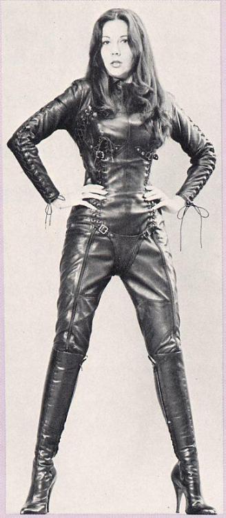 masterofthesevenkeys: leatherlatexmstress: beautiful leather Goddess…  Atomage anyone?