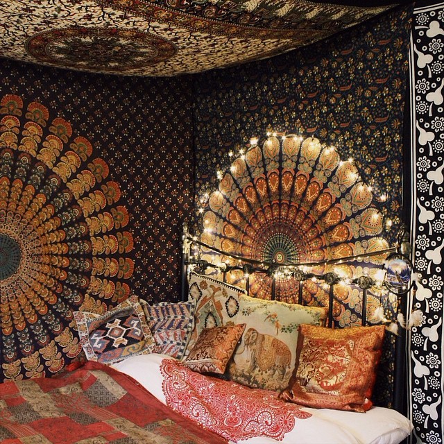 opaque-mandala:  Rainy days spent cosy in my tapestry mad room