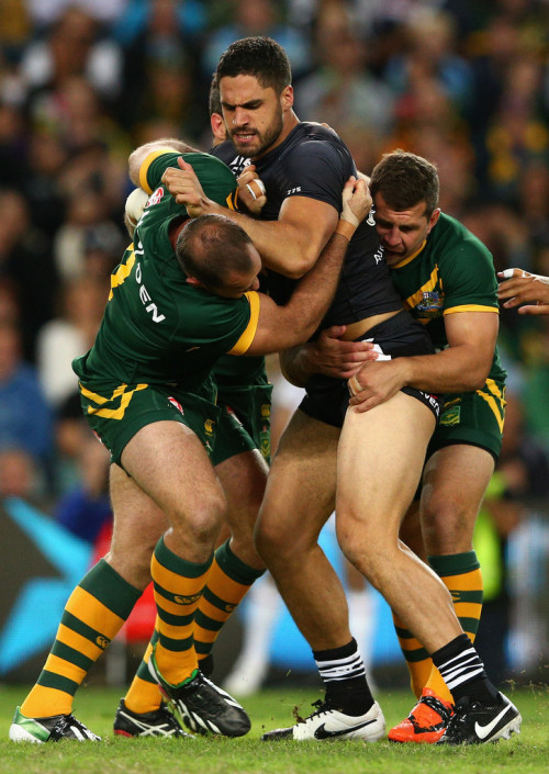 giantsorcowboys: Squeezing Kiwis! Greg Bird Has A Firm Grip On Jesse Bromwich, But Jesse Still