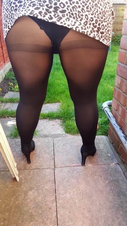 lickmywife69: love my wife giving me a cheeky flash in the garden  Fucking lovely