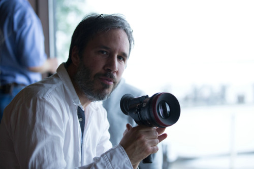  Denis Villeneuve with Amy Adams, Jeremy Renner and others while filming Arrival (2016)