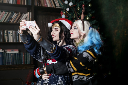 There’s Christmas in the air! DCEU- Harley Quinn// Wonder Woman cosplayHarly Quinn- @trishalayonsWon