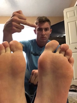 dirtycollegeboyfeet:“Get in there and start