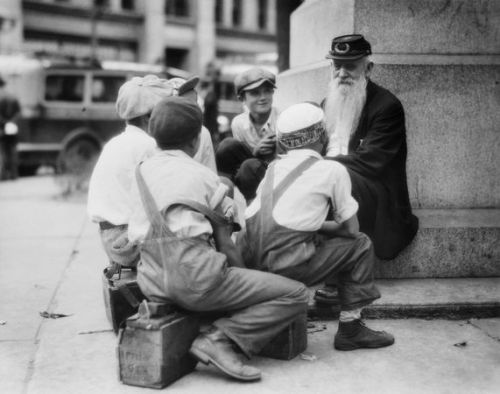 A Civil War veteran tells stories to children in Scranton, PA, 1935.
