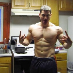 nearlynakedguys:  He’s cooking tonight!