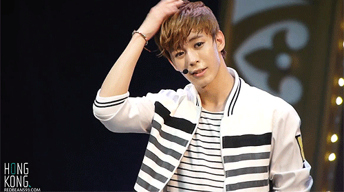 uri-hyukkie:  Hongbin looking ridiculously attractive while fixing his hair. 
