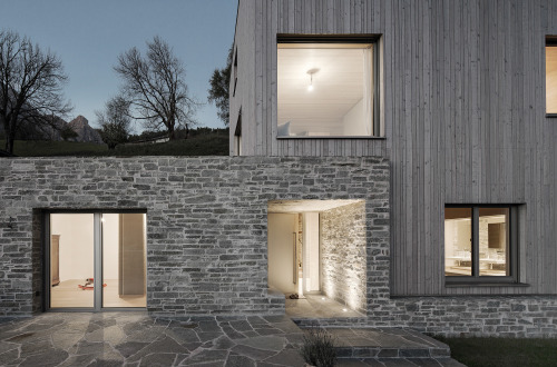 archatlas:  EFH Kranawendter LP architektur ZT GmbH Developed from the local topography, a mass