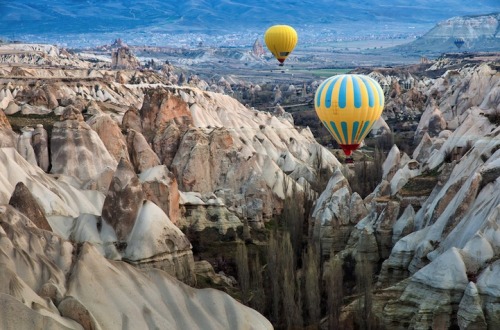 mymodernmet:  A historical region in Central Anatolia in Turkey, Cappadocia is known for its unusual, moon-like landscape. It’s a mixture of naturally formed hills, deep canyons, valleys, and conical rock formations called “fairy chimneys” that